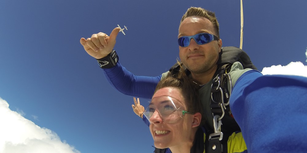 tandem skydiving